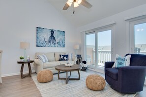 Smart TV - Cozy oceanside studio, mere steps from the beach, and close to shops and dining (Emerald Isle)