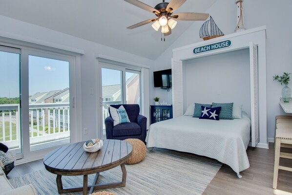 1 bedroom, WiFi, bed sheets - Cozy oceanside studio, mere steps from the beach, and close to shops and dining (Emerald Isle)
