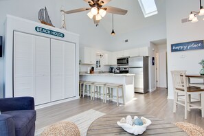 Interior - Cozy oceanside studio, mere steps from the beach, and close to shops and dining (Emerald Isle)