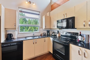 Fridge, microwave, oven, stovetop - The Cove I Water Views I Wild Pacific Trails (Ucluelet)