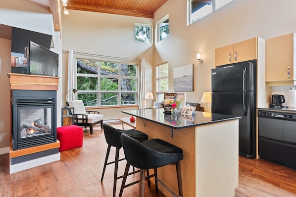 Fridge, microwave, oven, stovetop - The Cove I Water Views I Wild Pacific Trails (Ucluelet)