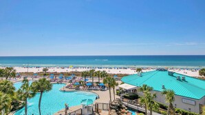 Ein Resort mit Schwimmbad, Strand und Meerblick.