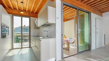 Frigorifero, microonde, forno, piano cottura