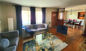 Living area - Southern Charm (Columbus)