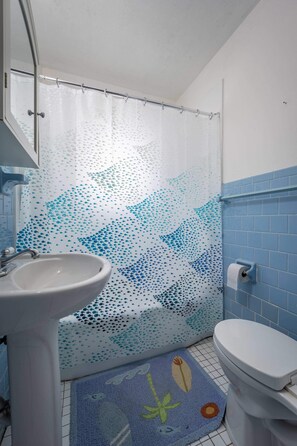 Een douche, handdoeken