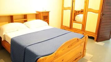 5 habitaciones, tabla de planchar con plancha y cuna de viaje
