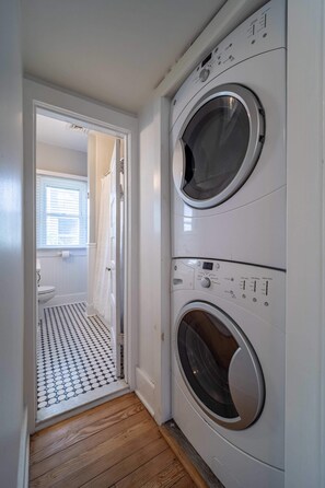 Douche, séchoir à cheveux, serviettes fournies