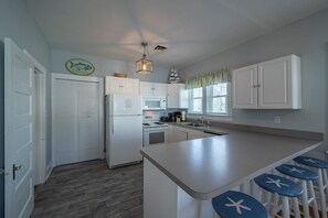 Fridge, microwave, oven, stovetop - OCHG 7 11th Street Top (Ocean City)