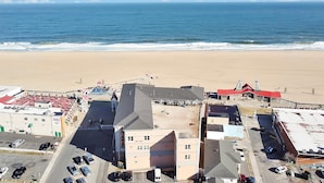 Uma cidade costeira com praia, edifícios e estacionamento.