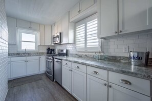 冷蔵庫、電子レンジ、オーブン、コンロ