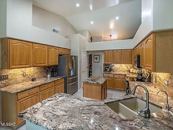 Kylskåp, mikrovågsugn, ugn och spishäll