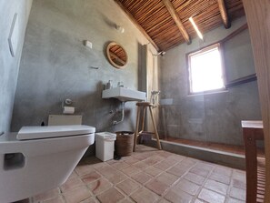 Douche, sĂšche-cheveux, serviettes fournies, savon