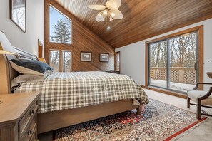 4 bedrooms, desk, WiFi, bed sheets
