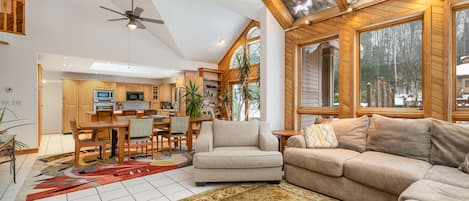 Smart TV, libros y estéreo