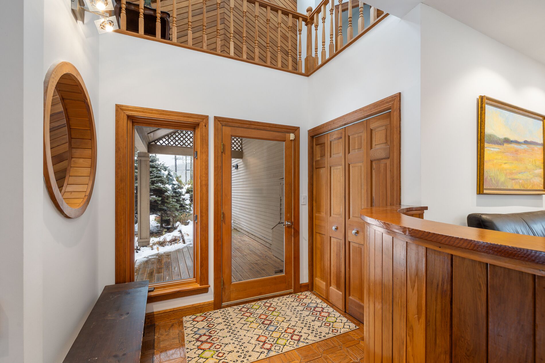 Contemporary ski retreat next to Magic Mountain, hot tub, pool table.