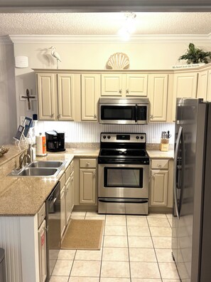 Frigorífic, microones, forn i placa de cuina 