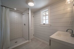 Douche, serviettes fournies