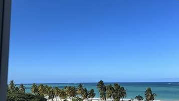 NĂ€ra stranden, solstolar och strandhanddukar