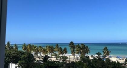Ocean view studio centrally-located Isla Verde location.
