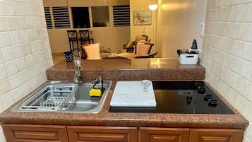 KylskÄp, mikrovÄgsugn, spishÀll och kaffe- och tebryggare