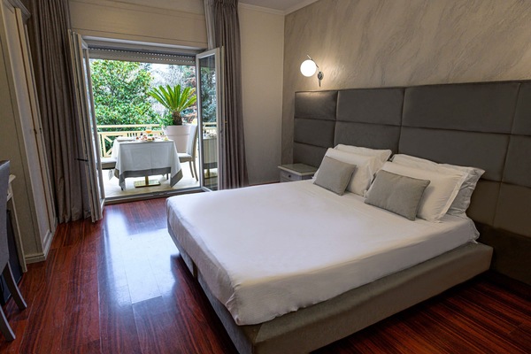 Comfort Double Room | Minibar, in-room safe, desk, laptop workspace