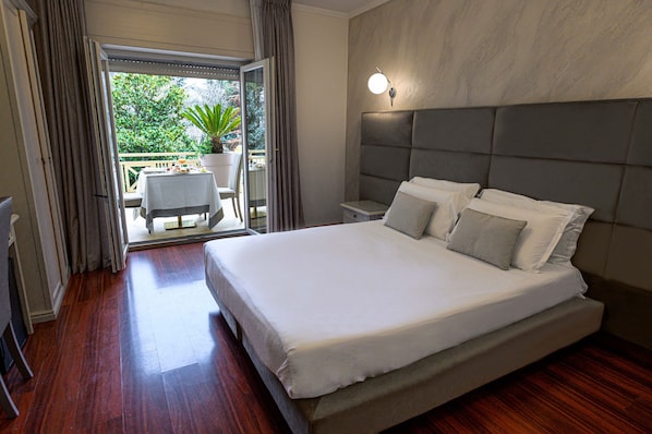 Dobbeltrom – comfort | Minibar, safe på rommet, skrivebord og skrivebord for bærbar PC