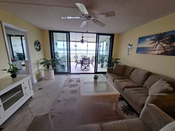Smart TV - PALMS OF BAY BEACH-UNIT 1G

EXCEPTIONAL CORNER UNIT ON THE BAY WITH LARGE LANAI (Fort Myers Beach)