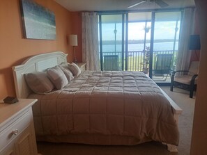 2 bedrooms, iron/ironing board, WiFi, bed sheets - PALMS OF BAY BEACH-UNIT 1G

EXCEPTIONAL CORNER UNIT ON THE BAY WITH LARGE LANAI (Fort Myers Beach)