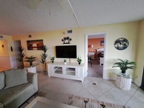 Smart TV - PALMS OF BAY BEACH-UNIT 1G

EXCEPTIONAL CORNER UNIT ON THE BAY WITH LARGE LANAI (Fort Myers Beach)