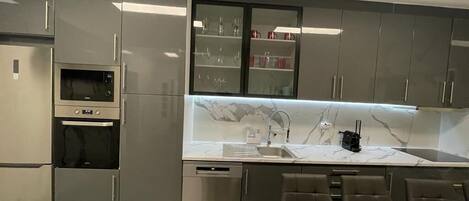 Kühlschrank, Mikrowelle, Ofen, Herdplatte