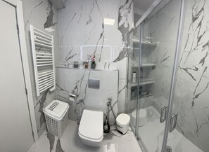 Bruser, hårtørrer, bidet, håndklæder