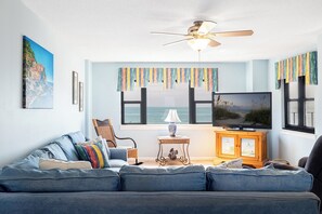 Tv, dvd-afspiller, bordtennisbord, stereoanlæg