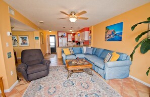 Een televisie, een dvd-speler, een tafeltennistafel en een stereo