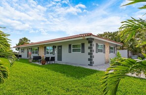 Exterior - Summer By The Sea  (5 Minutes to the beach!) (Pompano Beach)
