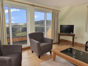 Flat-screen TV - Glen View Lodge (Inverness)
