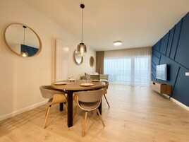 Deluxe Apartment, Lake View | In-room dining