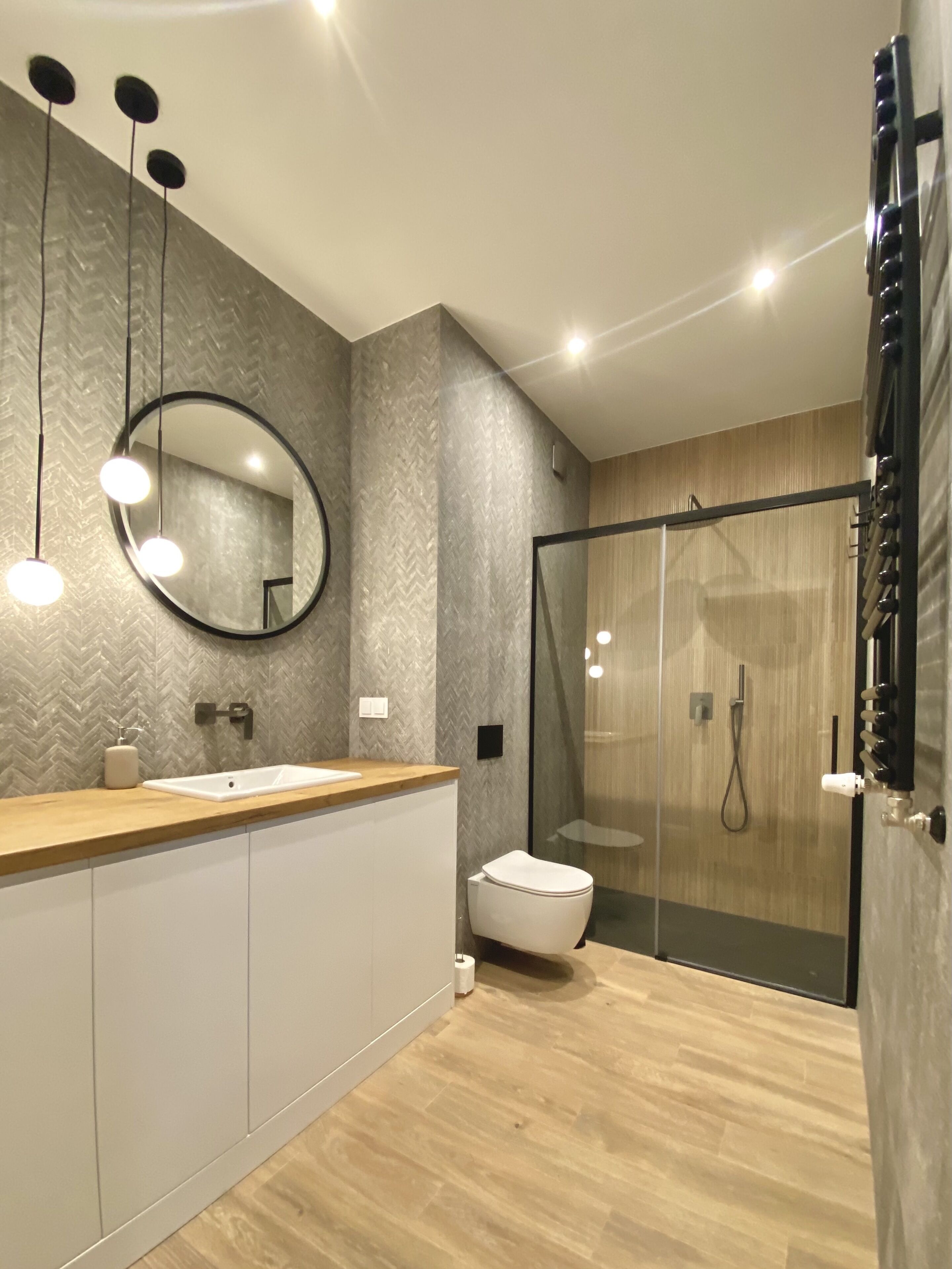 Apartamento luxo, vista para o lago | Banheiro | Chuveiro, chuveiro com efeito de chuva, secador de cabelo 