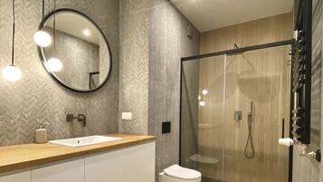 Deluxe Apartment, Lake View | Bathroom | Shower, rainfall showerhead, hair dryer, towels