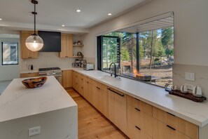 コンロ、コーヒー / ティーメーカー、調理器具と食器、ダイニングテーブル