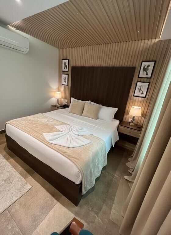 Minibar, skrivebord, blendingsgardiner og lydisolert