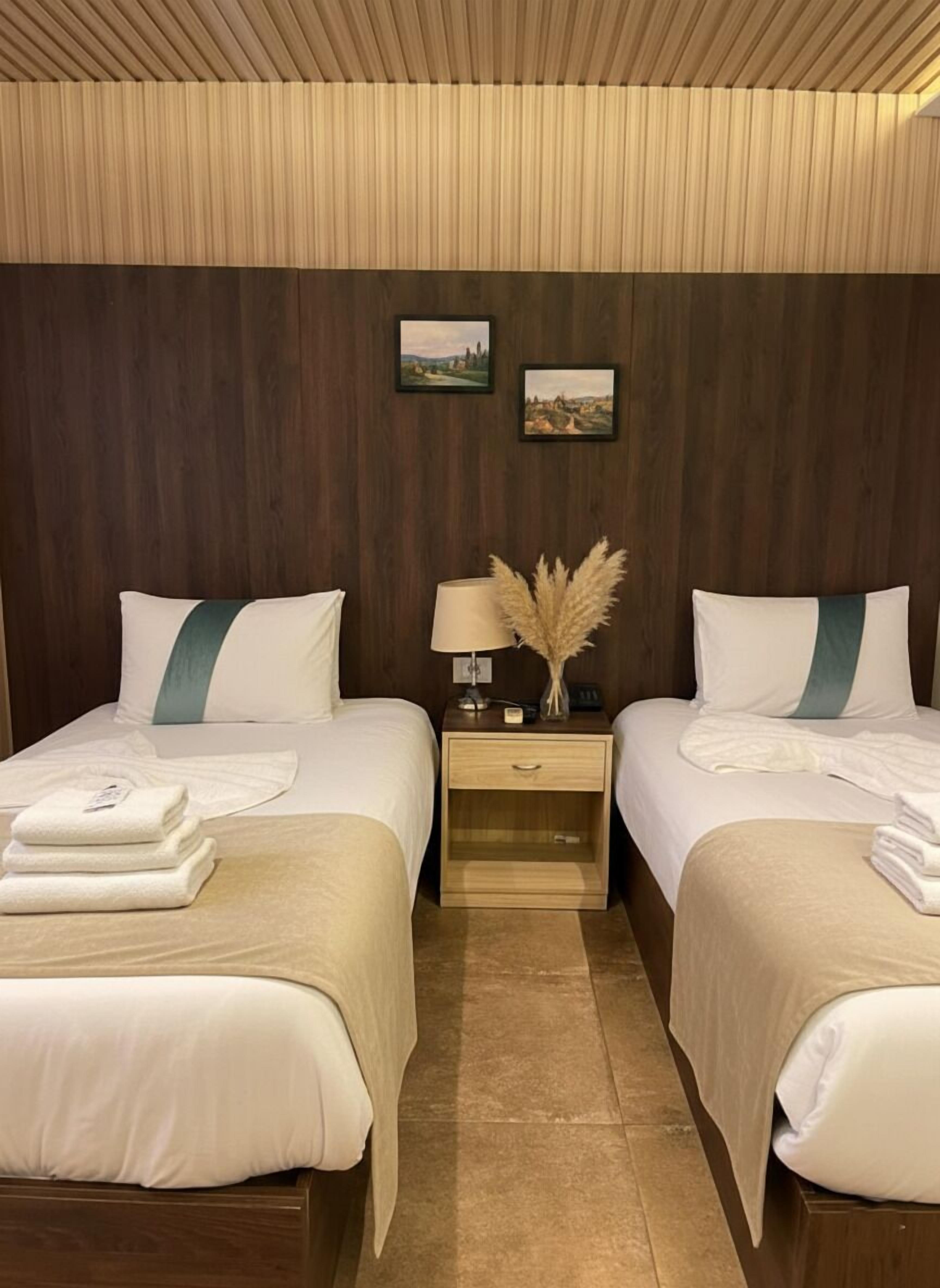 Økonomi-tomannsrom | Minibar, skrivebord, blendingsgardiner og lydisolert