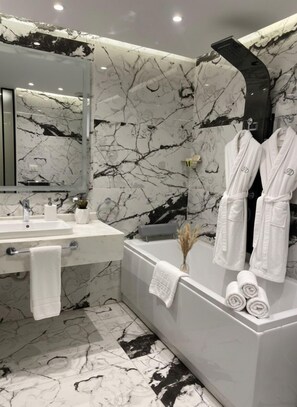 Økonomi-tomannsrom | Bad | Dusj, regndusjhode, designertoalettartikler og hårføner