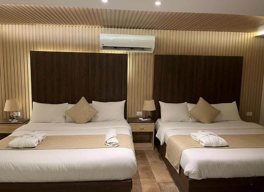 Familierom, fjellutsikt | Minibar, skrivebord, blendingsgardiner og lydisolert