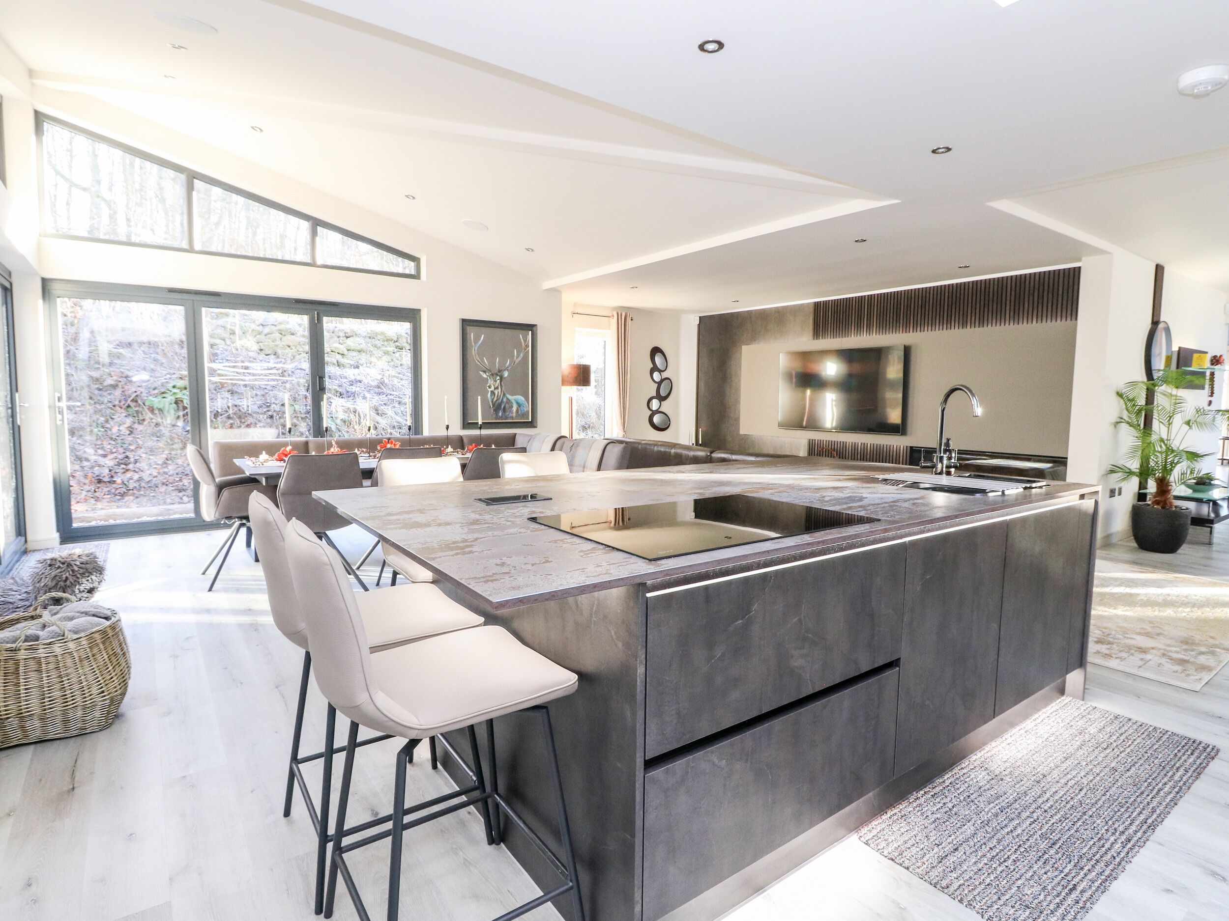 ثلاجة، غسالة أطباق، غلّاية كهربائية، محمصة خبز