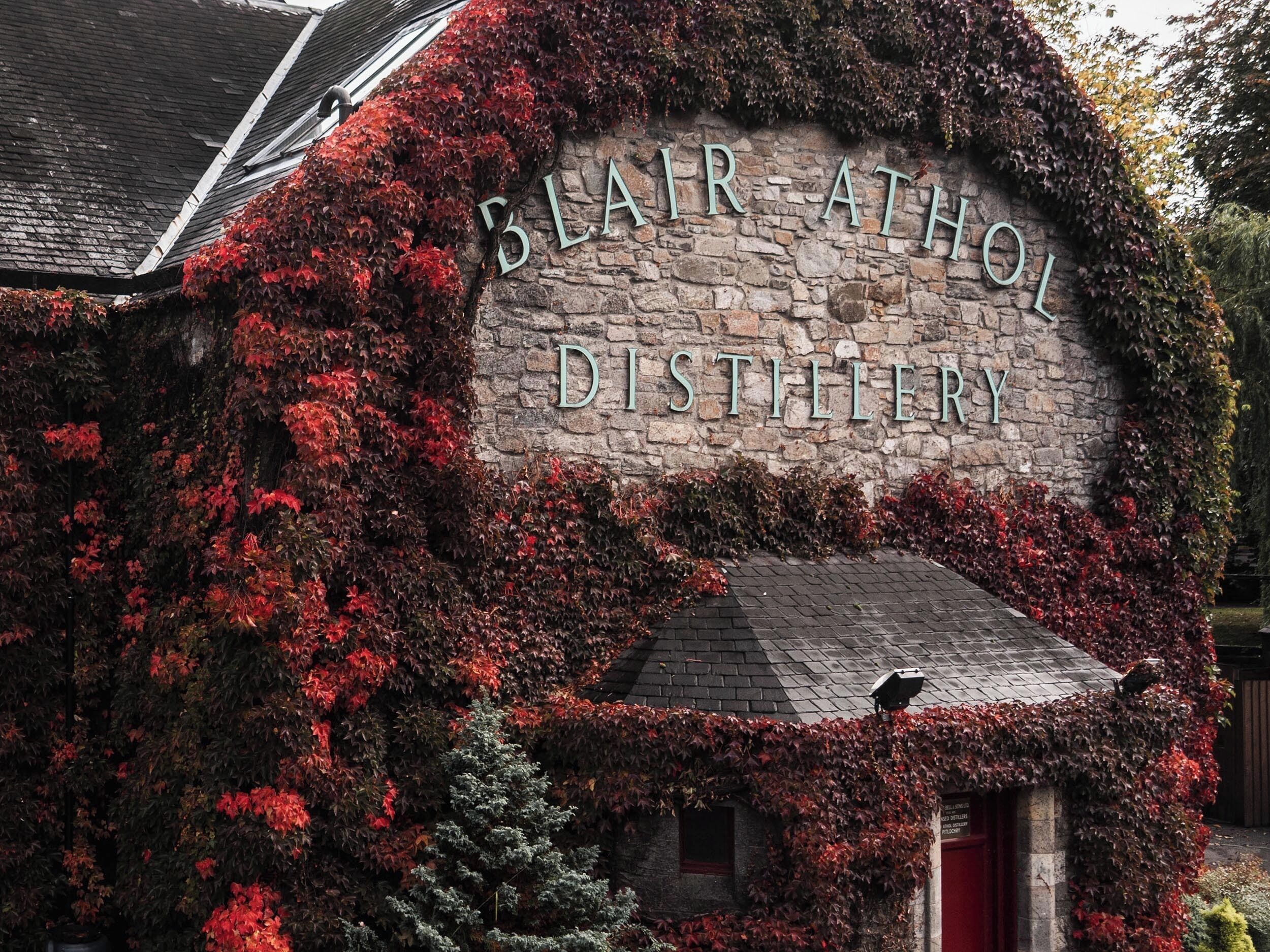 Ein Steinhaus mit einem Schild, auf dem 'Blair Athol Distillery' steht.