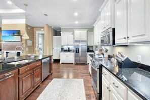 冷蔵庫、電子レンジ、オーブン、コンロ