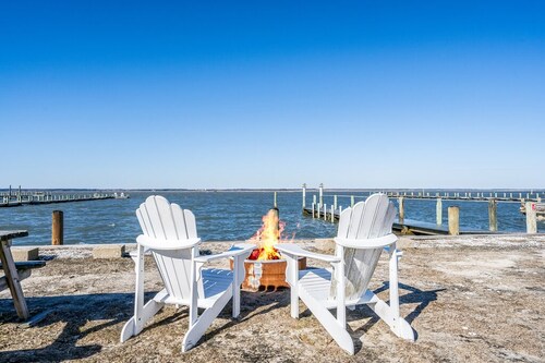 Waterfront Wonder - Private Pier on the Chincoteague Bay!