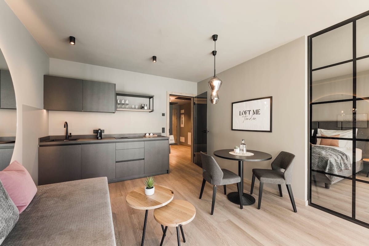 Superior-Loft, zum Garten hin | 1 Schlafzimmer, Zimmersafe, schallisolierte Zimmer, kostenloses WLAN