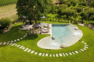 Una piscina al aire libre de temporada