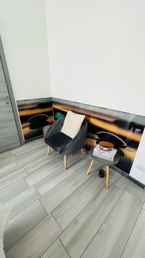 Habitación de diseño | 1 dormitorio, ropa de cama de alta calidad, edredones de plumas